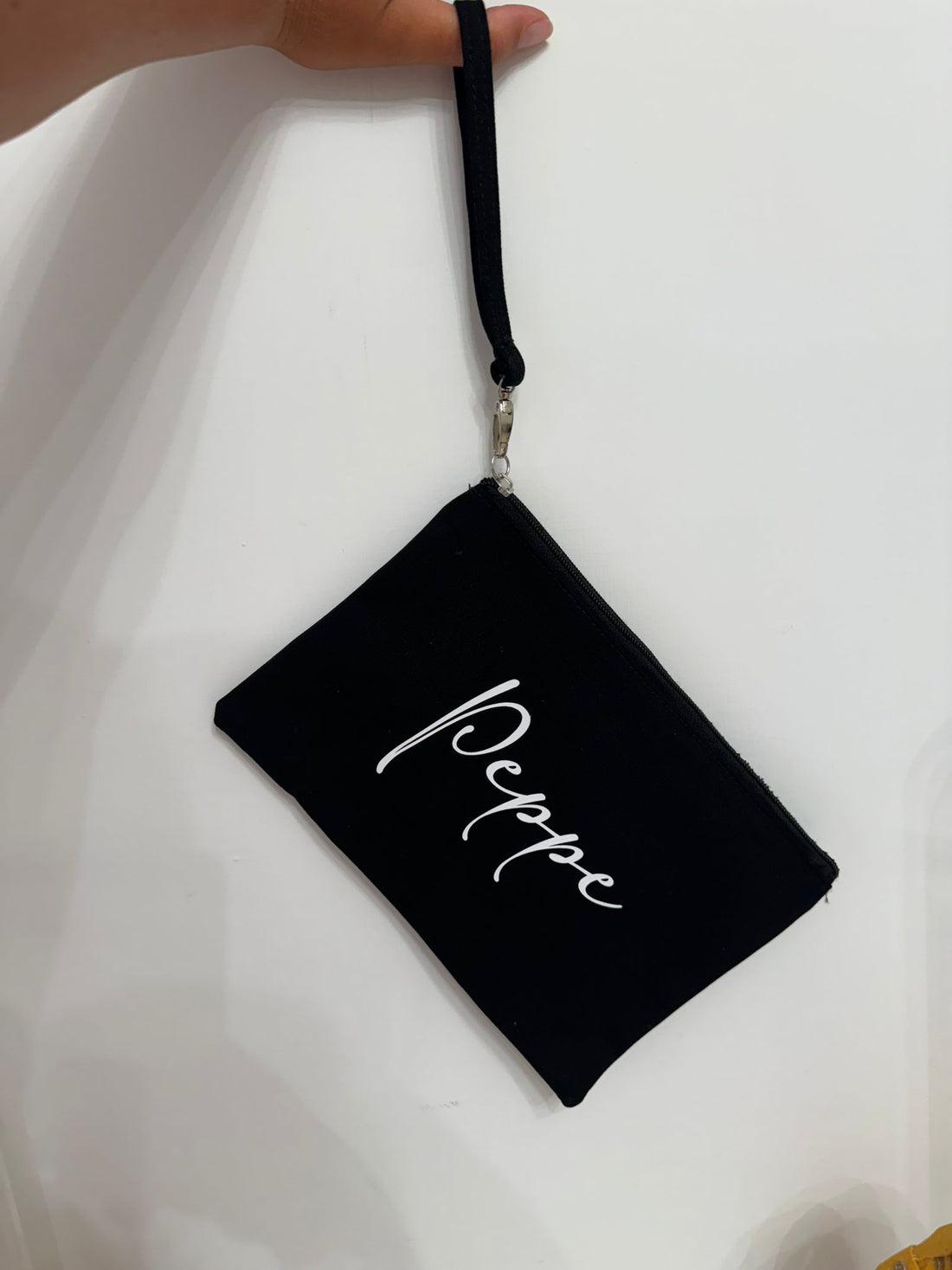 Pochette da polso total black personalizzata